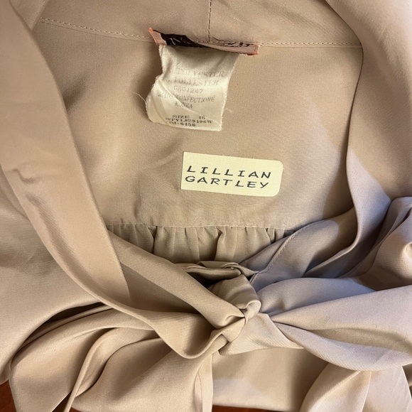 Vintage Women’s Silky Blouse Button Down Bow Tie Beige Size 16 - Picture 7 of 15